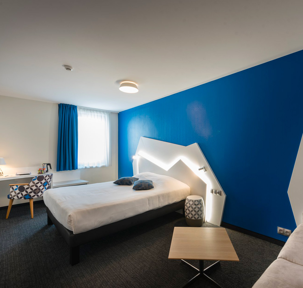 Grand chambre, grand lit, bureau, canapé, TV